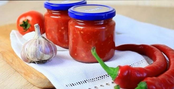 Adjika de tomates à l'ail et au poivre avec cuisson pour l'hiver - 5 recettes étape par étape avec une photo