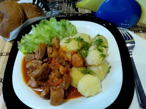 Goulasch de boeuf dans une mijoteuse avec sauce - 5 recettes étape par étape avec une photo