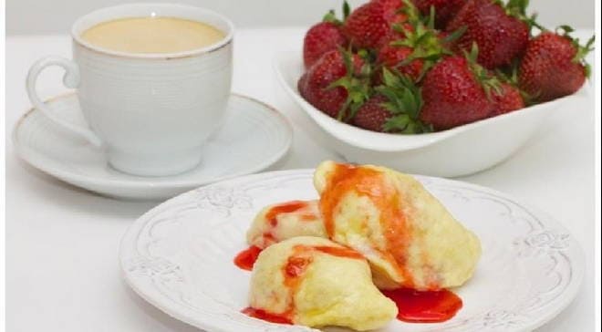 Lush dumplings on kefir with strawberries