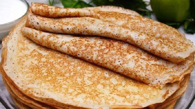 Crêpes moelleuses épaisses sur kéfir avec des trous - 3 recettes étape par étape