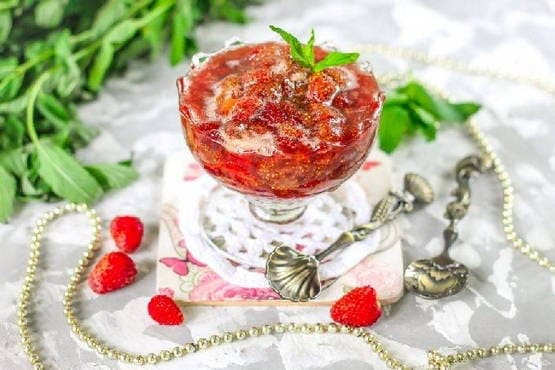 Confiture de fraises des bois avec tiges pour l'hiver