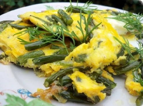 Fried arrows of garlic with egg