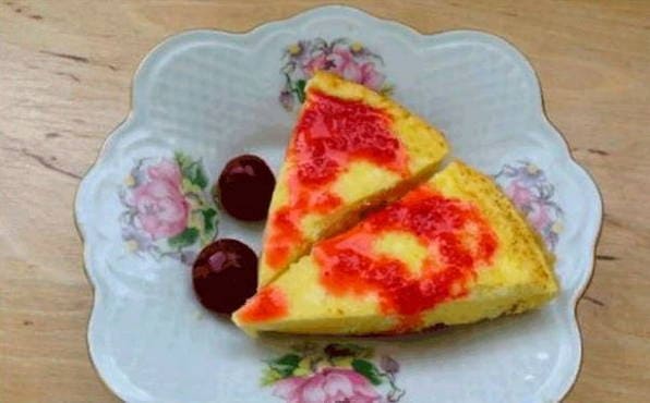 Casserole de caillé dans une mijoteuse comme dans un jardin