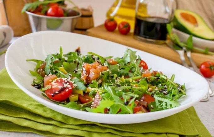 Salade d'avocat, saumon et tomates cerises