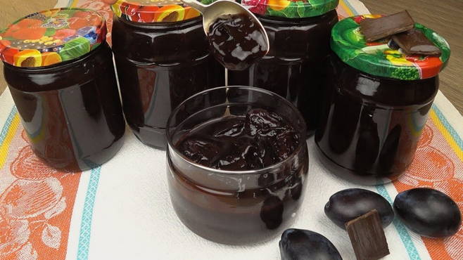 Plum jam with cocoa