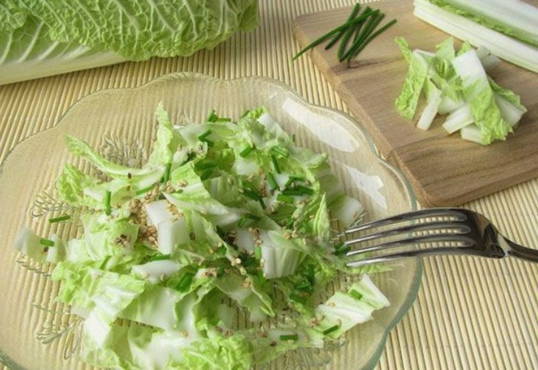 Salade de chou de Pékin, jambon et croûtons