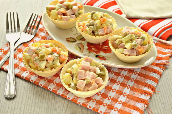 Salad in tartlets with ham