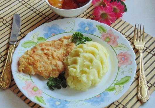 Chicken chops in flour