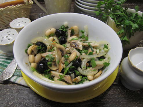 Salad with beans and fried mushrooms