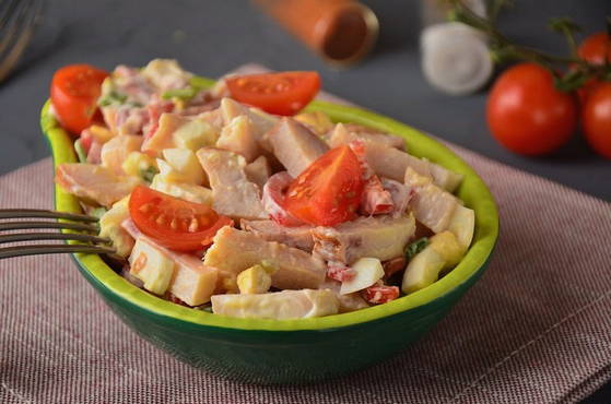 Salade de poulet fumé et poivrons