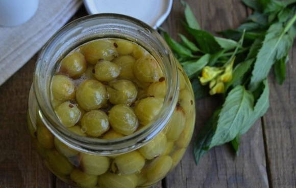 Gooseberry jam with mint