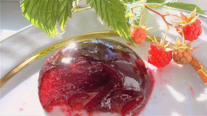 Raspberry jelly in a slow cooker