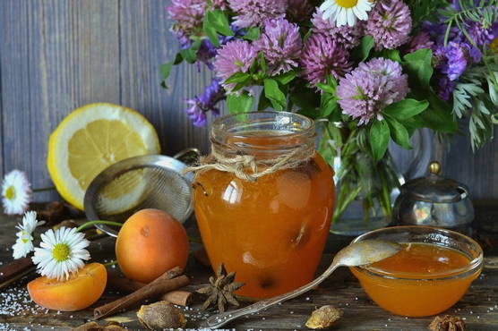 Apricot jam with lemon