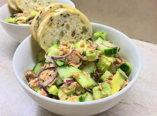 Salade de thon, avocat et concombres