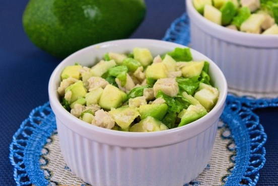 Salade d'avocat, poulet et pomme