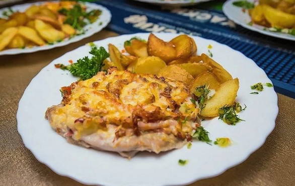 Côtelettes de poulet avec pommes de terre au four