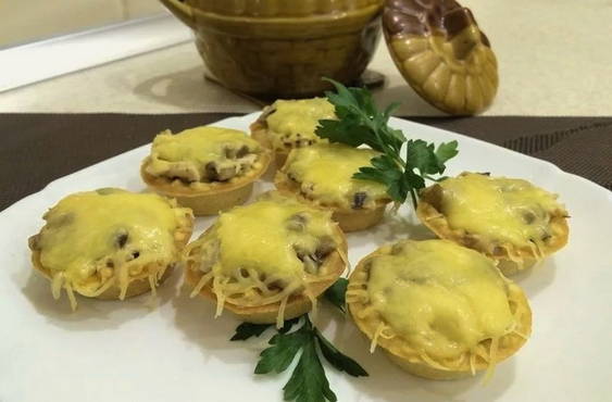 Julienne with mushrooms in tartlets