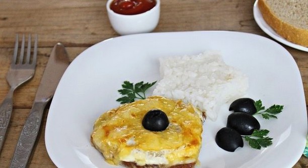 Pork chops with pineapple in the oven