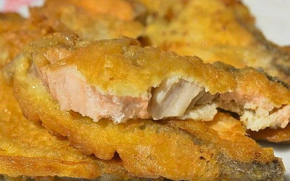 Pink salmon steaks in batter