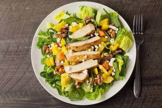 Salade de poulet aux oranges et noix