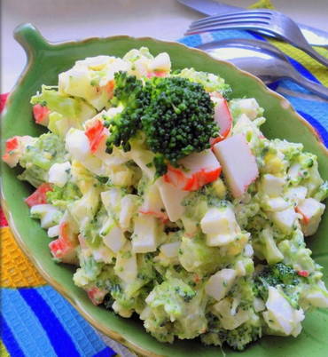 Salade de brocoli et bâtonnets de crabe