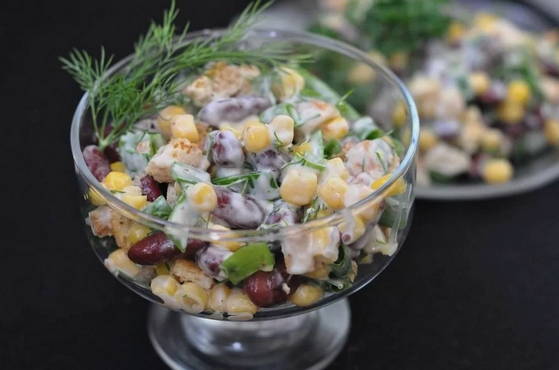 Salad with red beans and croutons