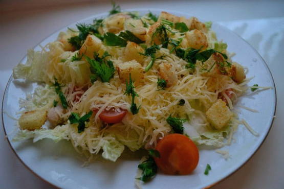 Salade de poulet aux croûtons et chou chinois