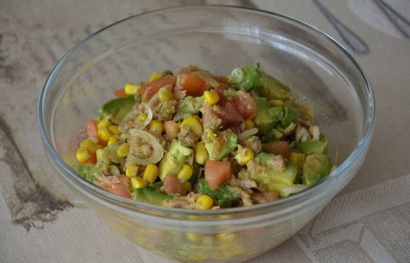 Salade de thon et avocat et maïs