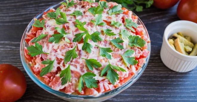 Salade de croûtons et tomates