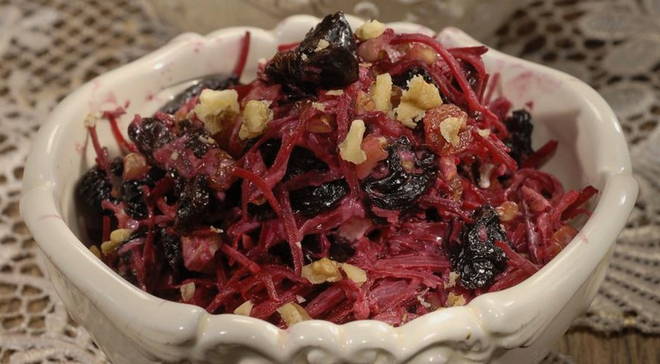 Beetroot salad with prunes