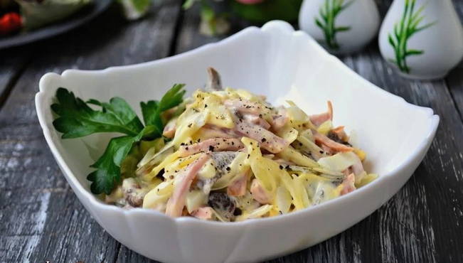 Salad with ham and mushrooms