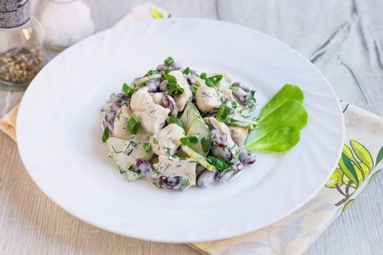 Salade de poulet, haricots et concombre