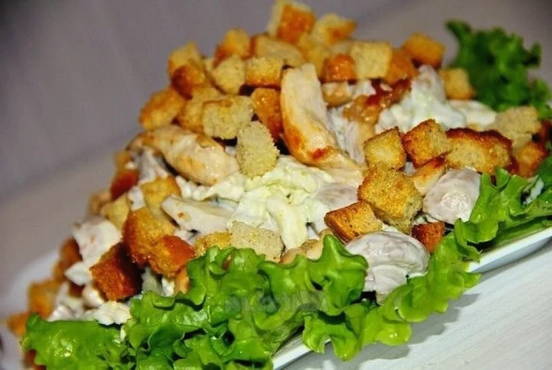 Salade de croûtons et poitrine de poulet