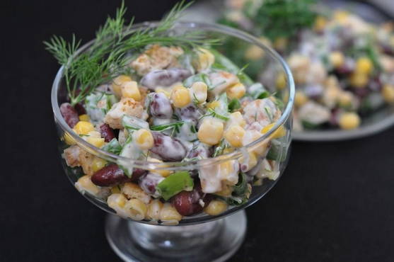 Salade de haricots, maïs et croûtons