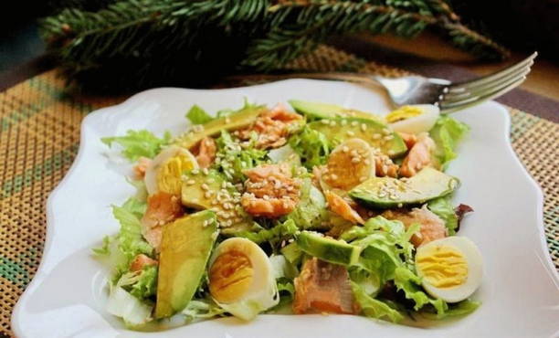 Salade d'avocat, saumon et œufs