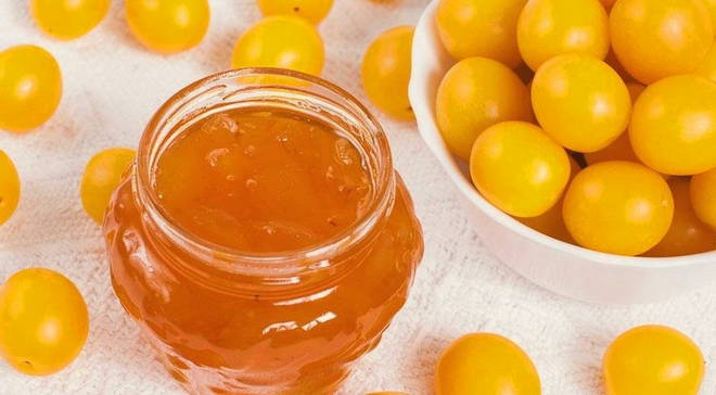 Pitted yellow plum jam