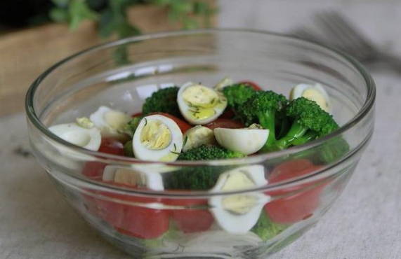 Salade de brocoli aux tomates