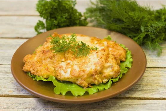 Côtelettes de poulet au fromage dans une poêle