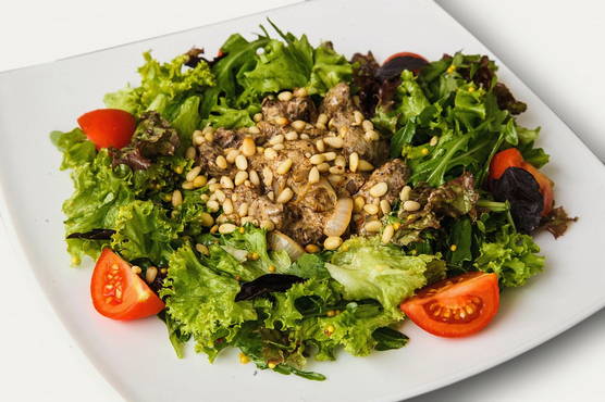 Salad with beef and arugula