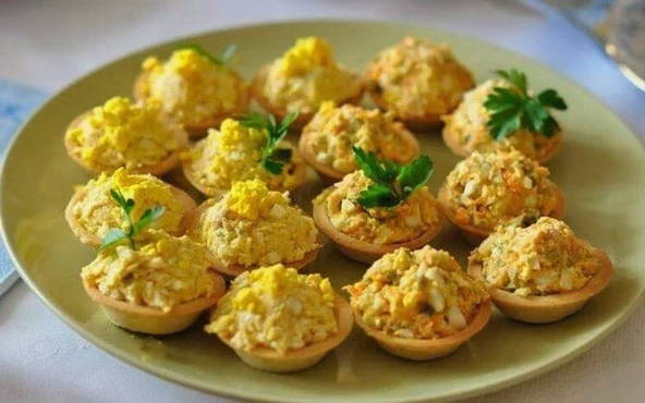 Cod liver salad in tartlets