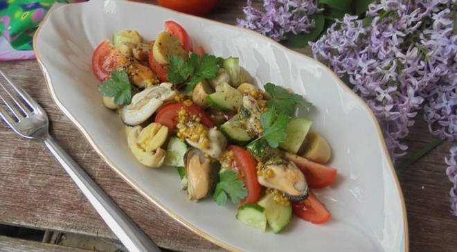 Salad with mussels and mushrooms