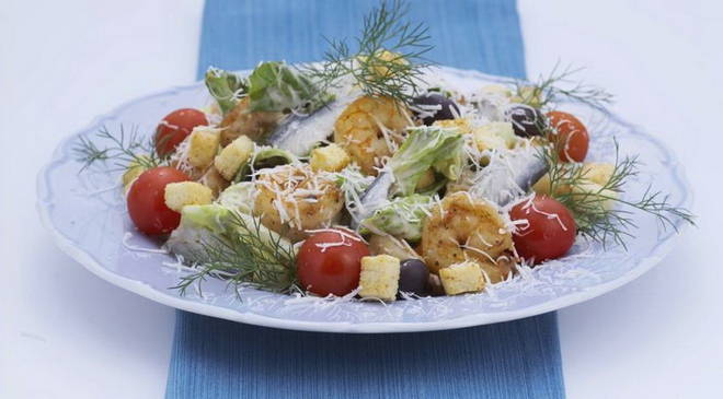 Caesar salad with shrimps and croutons