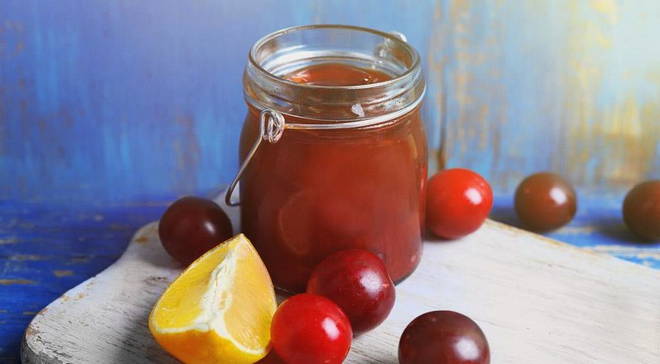 Plum jam with orange