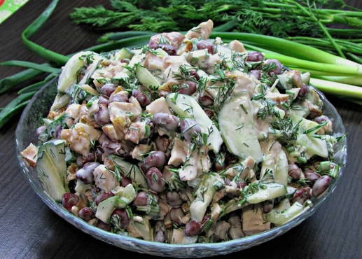 Salade de poulet fumé aux haricots et au concombre