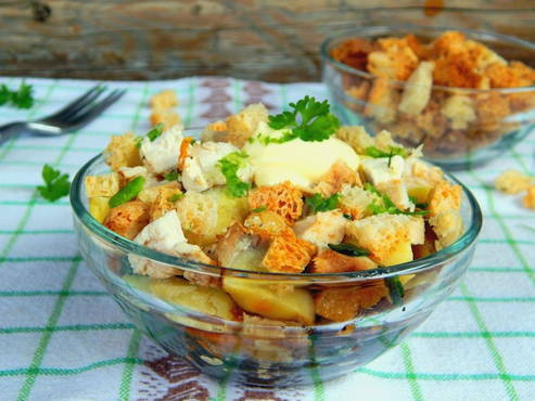 Smoked chicken salad with pineapple and croutons