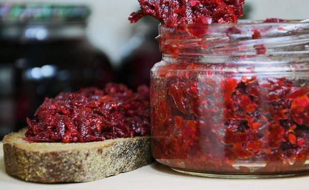 Spicy salad of beets, tomatoes and peppers