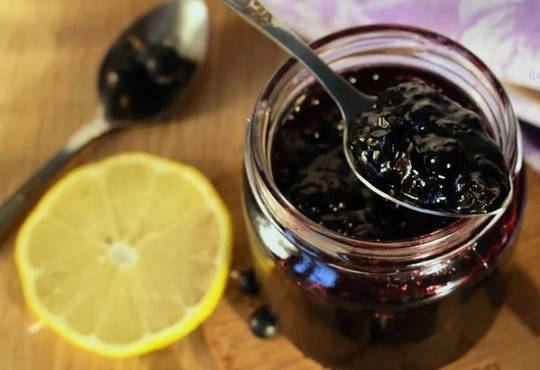 Irgi jam with lemon