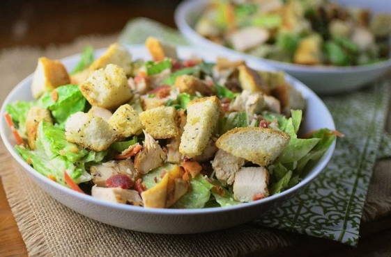 Salade de poulet au fromage et croûtons