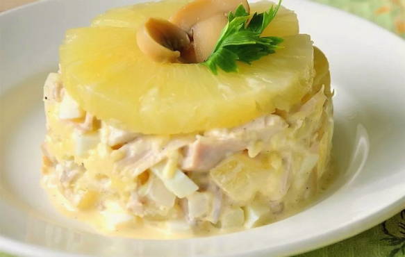 Puff smoked chicken and pineapple salad