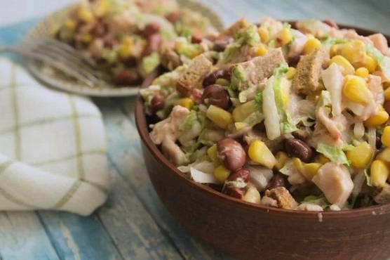 Salade de poulet fumé aux haricots et au maïs